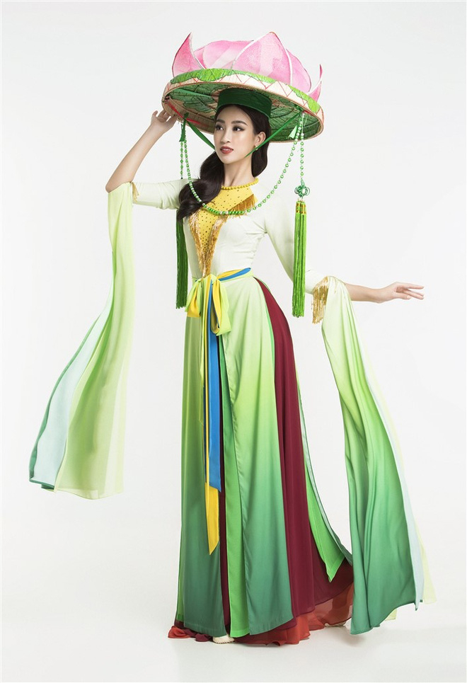 Trước đó, khi tham gia đấu trường nhan sắc thế giới Miss World 2017, Đỗ Mỹ Linh cũng từng trình diễn áo tứ thân kết hợp với nón quai thao để quảng bá nét đẹp văn hóa của dân tộc.
