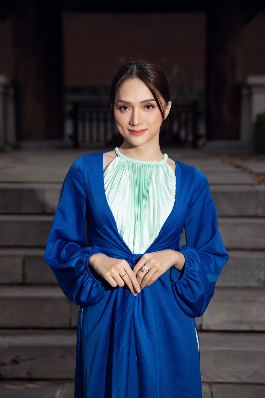 Hoa hậu Hương Giang nền nã, thanh lịch trong bộ cánh tứ thân có màu xanh nhẹ nhàng.