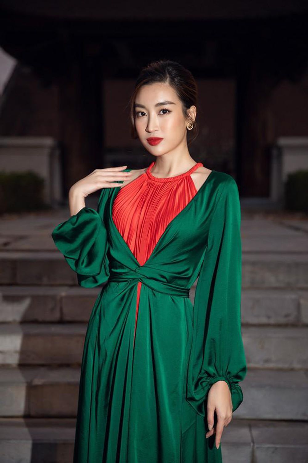 Hoa hậu Đỗ Mỹ Linh khoe vẻ đẹp kiều diễm cùng vóc dáng 'mình hạc sương mai' khi diện váy tứ thân cách điệu từ hai gam màu xanh và đỏ.