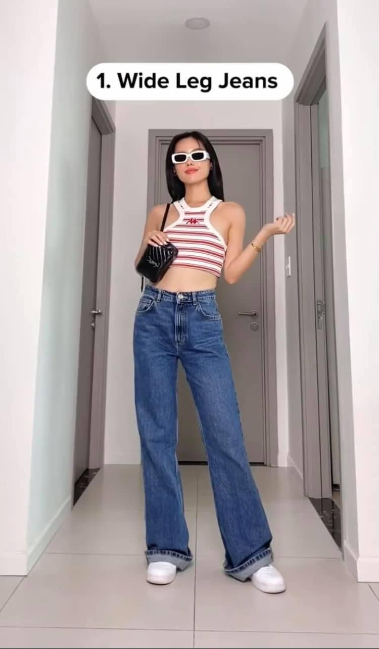 'Cô Em Trendy' lựa chọn mix quần jeans ống rộng cùng áo croptop khoét nách vừa khoe eo thon vừa trông thật nổi bật