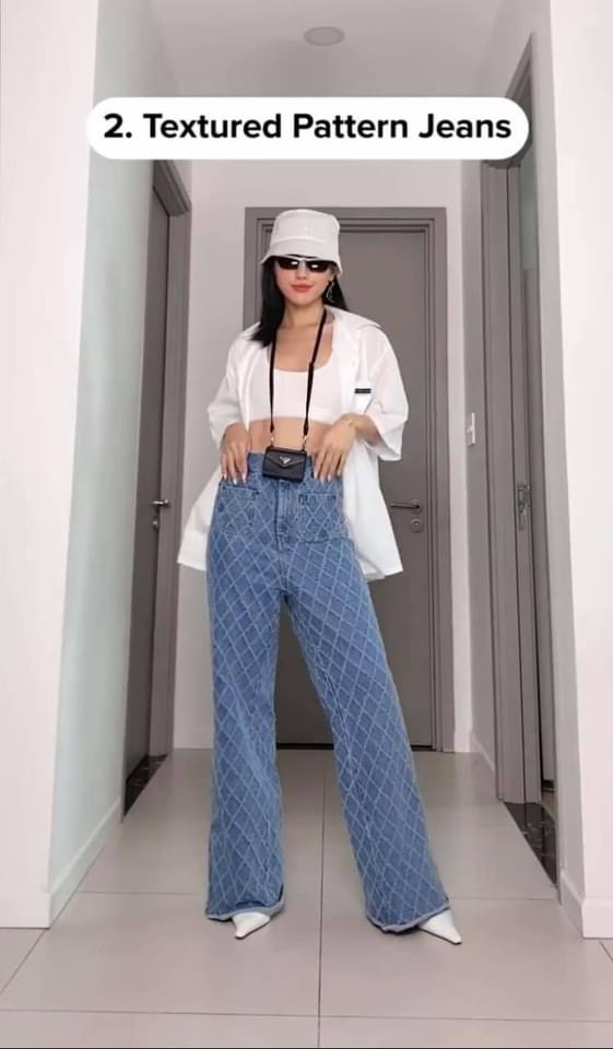 'Cô Em Trendy' Khánh Linh lựa chọn phối quần jeans hoạ tiết với những món đồ cá tính