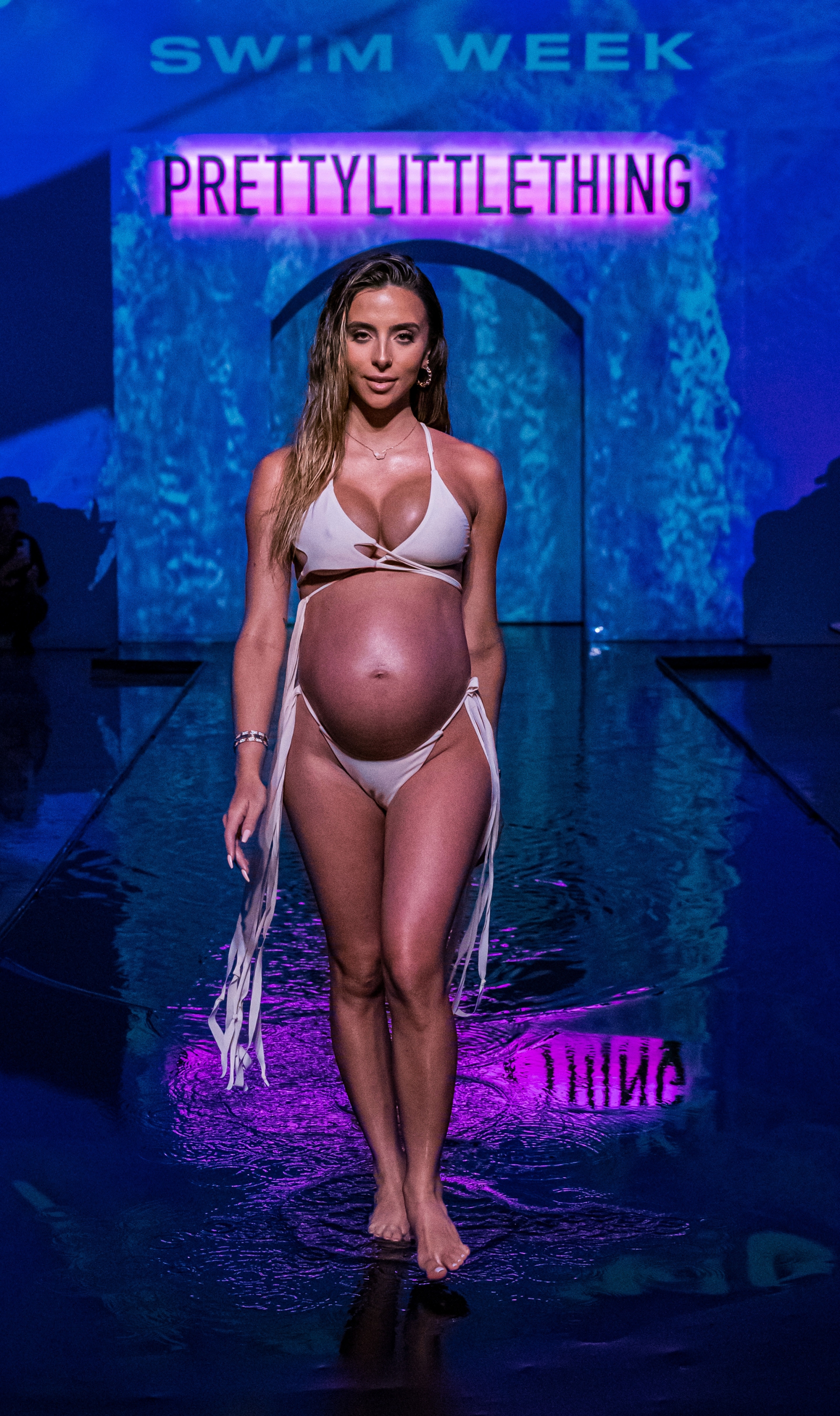 Sự xuất hiện của người mẫu Bruna Lima trong bộ bikini độc đáo và chiếc bụng bầu 8 tháng của cô đã gây ấn tượng với khán giả