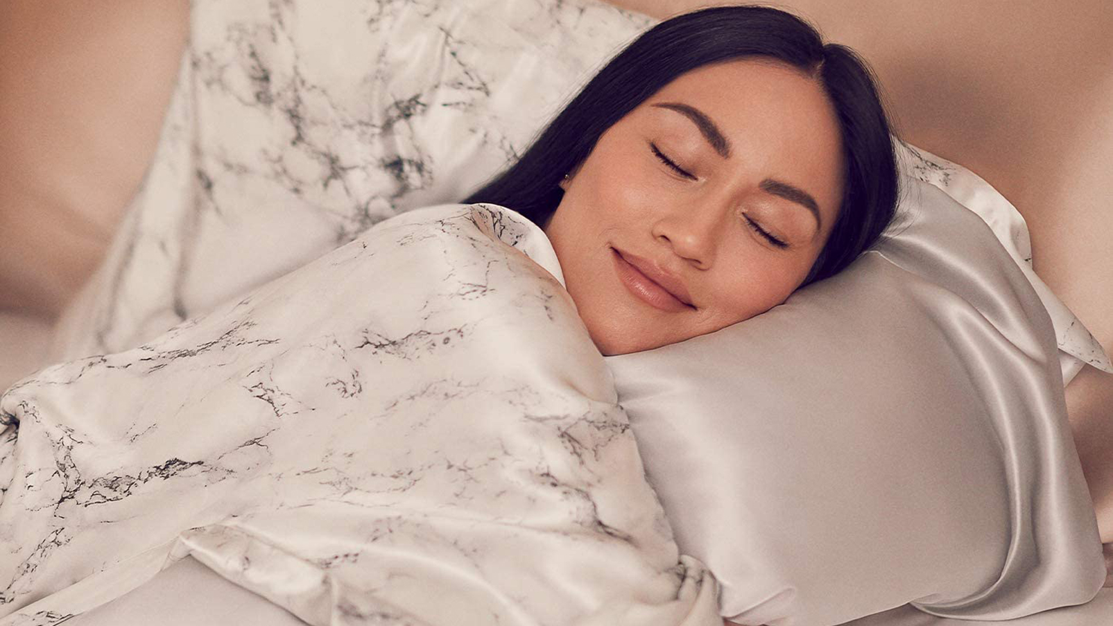 Vỏ gối lụa và vỏ gối satin: Lựa chọn nào là tốt nhất cho giấc ngủ của bạn?