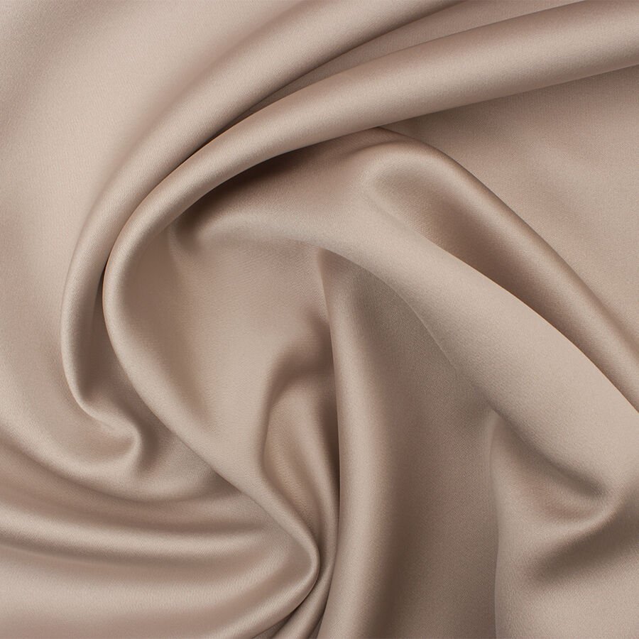Tuy có bề ngoài mềm mịn khá giống với vải lụa nhưng thực chất vải satin được dệt từ các sợi nhân tạo tổng hợp