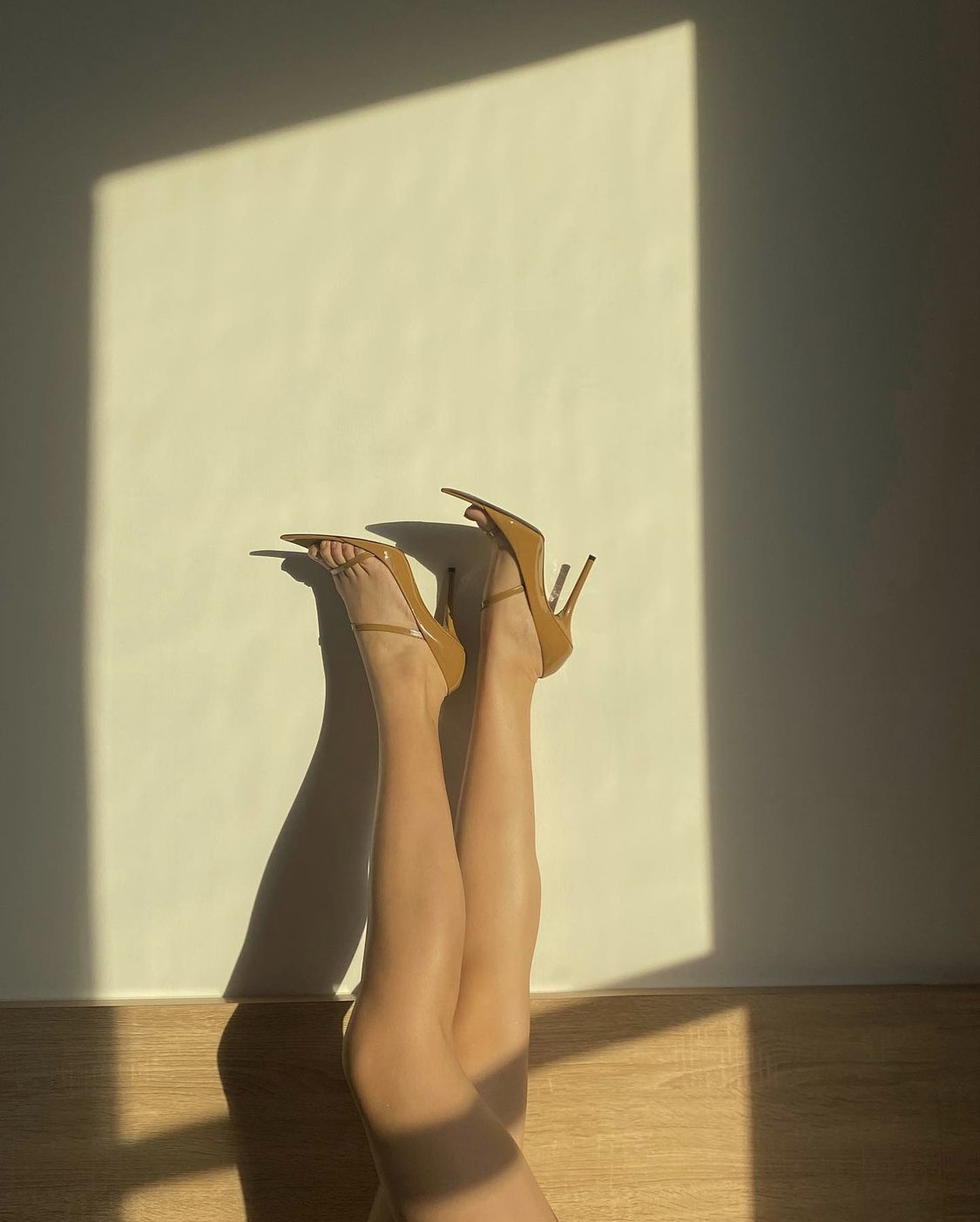 Item 'chốt sổ' trong danh sách của 'Cô Em Trendy' là một đôi sandal cao gót màu nâu của Fendi. Vì có phần dây co giãn nên bạn có thể chọn đúng size giày hoặc nhỏ hơn một size cũng không sao. Khánh Linh cũng review rằng đôi giày này đi khá là êm chân nhưng nếu đi lâu thì phần dây sẽ thắt chặt lại nên sẽ dễ bị bầm chân