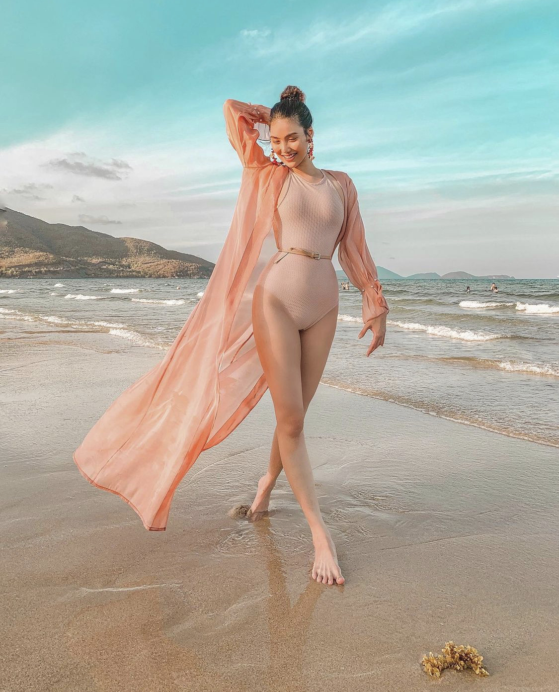 Trong một bức ảnh 'thả dáng' bên bờ biển, siêu mẫu Lan Khuê đã khiến nhiều chị em ngưỡng mộ với tốc độ giảm cân của cô chỉ vài tháng sau sinh. Được biết cô nàng chỉ mất vài tháng để giảm được 10kg so với thời kì mang thai