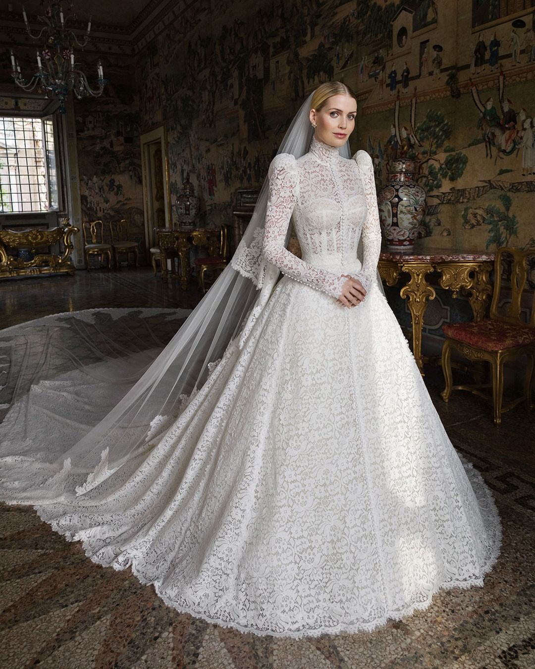 Chiếc váy cưới trắng xa hoa được thiết kế bởi nhà mốt Dolce & Gabbana dựa trên thiết kế váy cưới của mẹ cô. Được biết, chiếc váy này được may thủ công và mất khoảng 6 tháng để hoàn thành