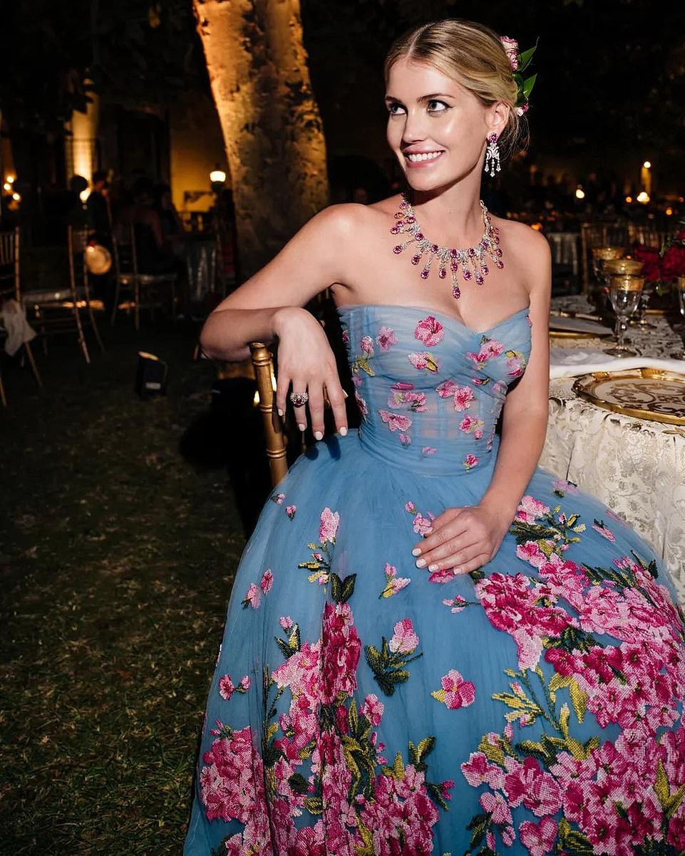 Một chiếc váy khác từ thương hiệu Dolce & Gabbana được Kitty Spencer diện trong đám cưới. Thiết kế cúp ngực và hoạ tiết những đoá hoa rực rỡ dọc thân váy tạo nên vẻ ngoài yêu kiều và sang trọng của cô