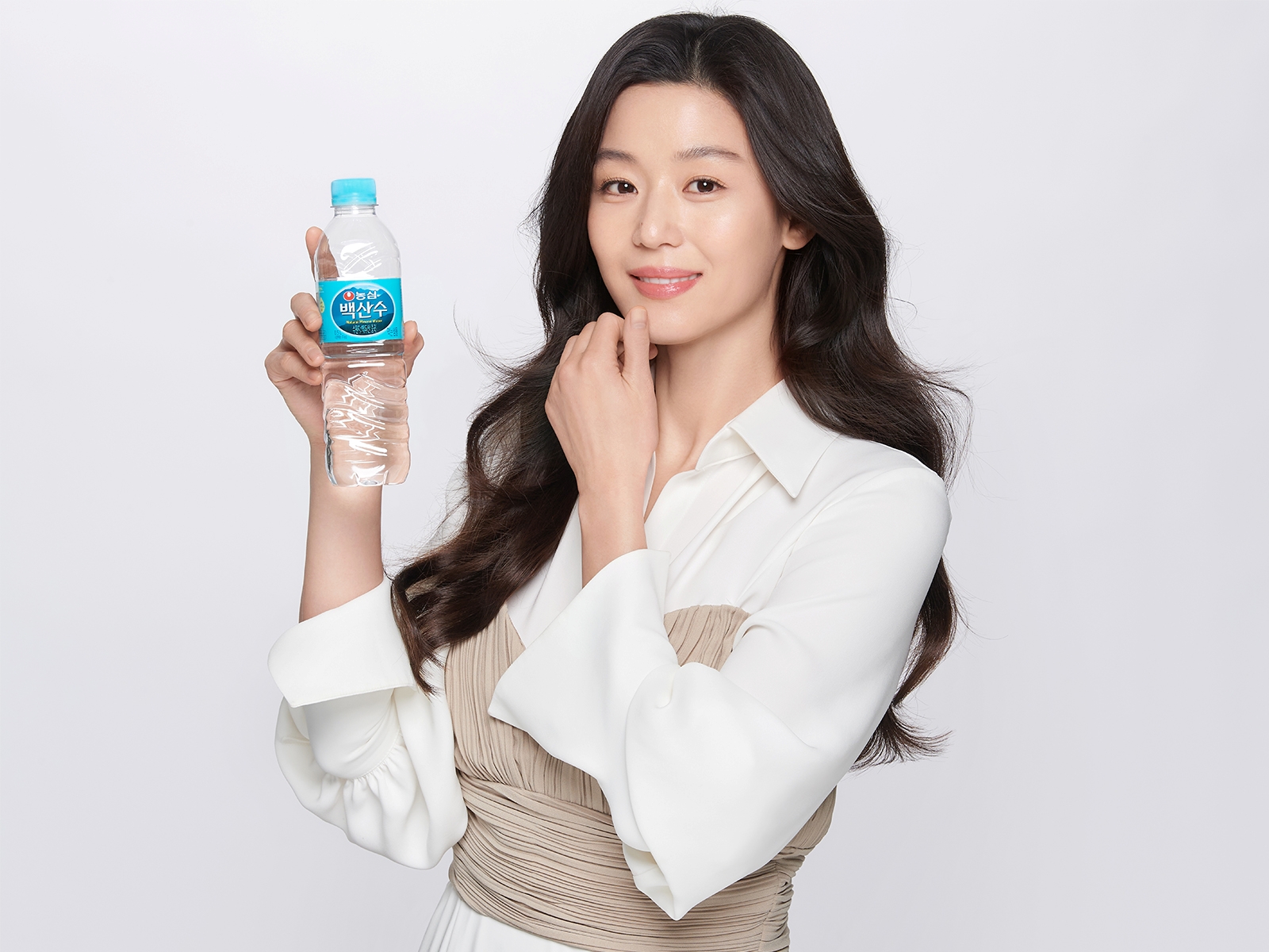 Jeon Ji Hyun cũng khuyên mọi người nên uống đủ lượng nước cần thiết hàng ngày để duy trì sức khoẻ và cấp ẩm cho làn da