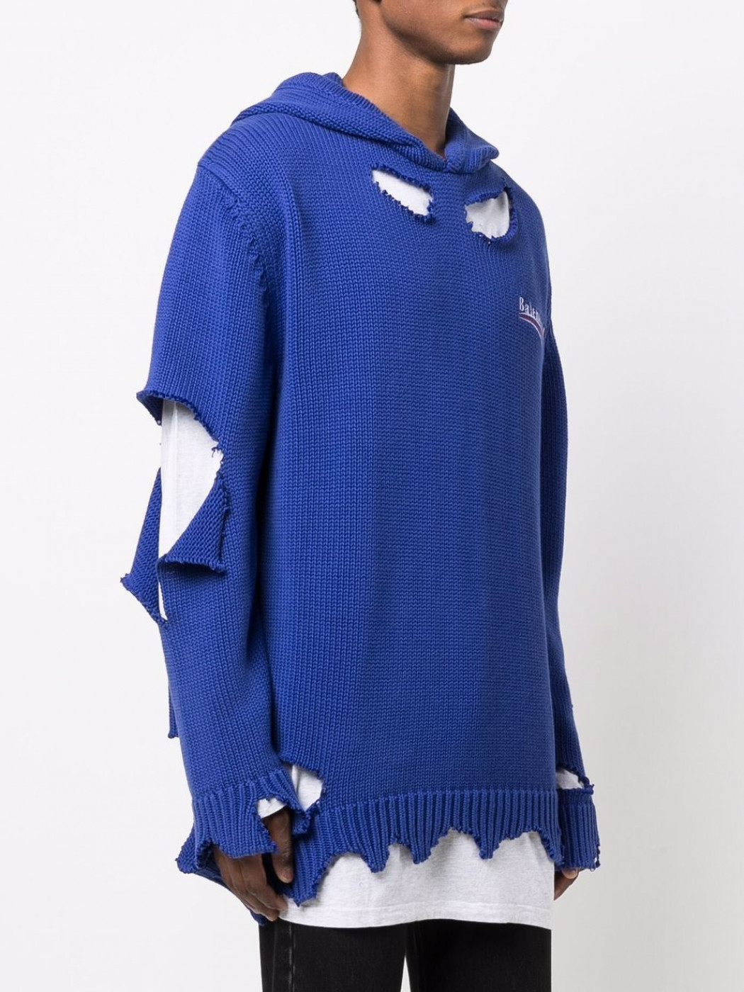 Chiếc áo len màu xanh dương thủng lỗ chỗ của Balenciaga khiến có mức giá lên tới 55 khiến nhiều người muốn 'trầm cảm' vì trông chẳng có gì đặc biệt