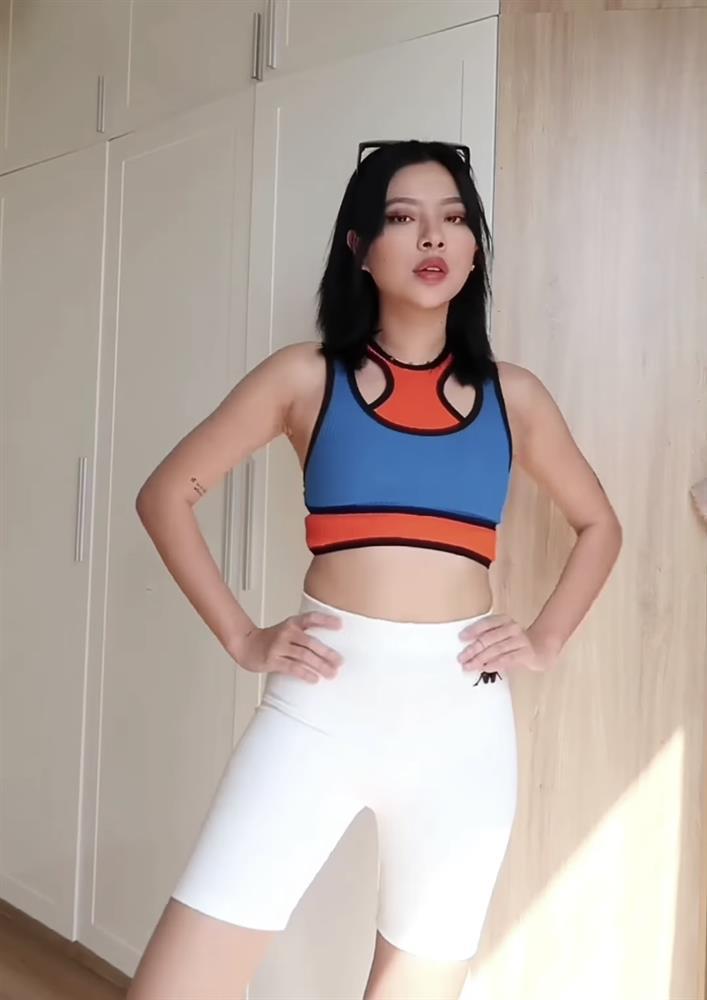 Trong một clip khoe khoảnh khắc 'biến hình' của mình, người mẫu Tú Hảo diện một chiếc biker shorts màu trắng và áo sport bra nổi bật. Tuy nhiên với bộ outfit này, cô nàng lại để lộ vòng eo hơi nhiều mỡ thừa.