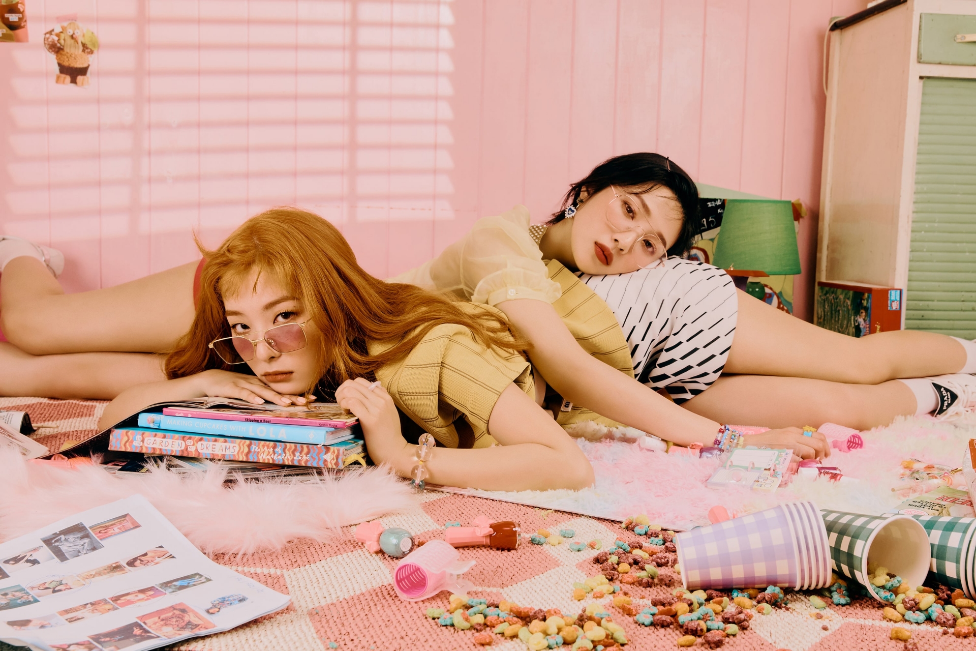 Trong teaser comeback lần này, Red Velvet đem đến một phong cách thời trang retro ngọt ngào, nữ tính nhưng không kém phần ấn tượng.