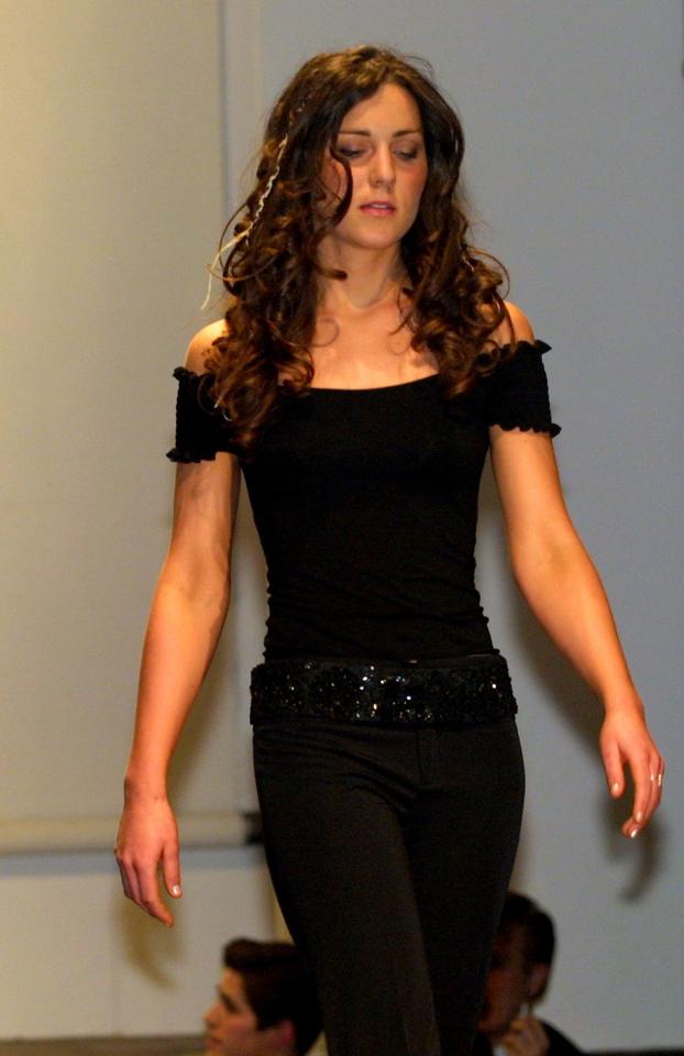 Một set đồ khác được Công nương Kate diện trong buổi trình diễn thời trang ở trường đại học. Chiếc áo đen trễ vai làm tôn lên ưu điểm bờ vai thon thả của cô.