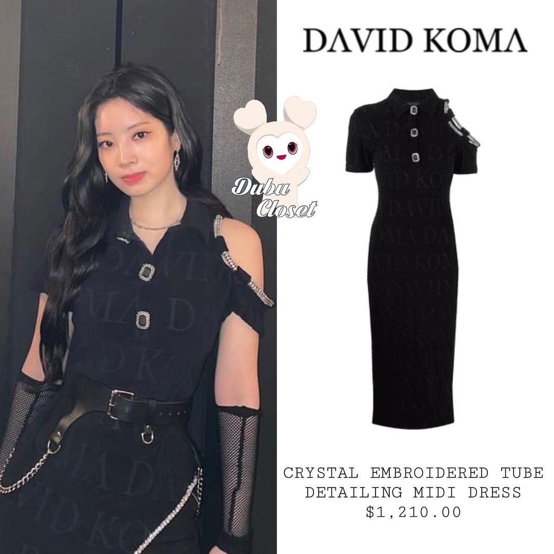 Dahyun diện nguyên thiết kế váy dài của thương hiệu David Koma và chỉ thêm một chiếc thắt lưng có dây xích để tạo điểm nhấn. Mái tóc đen dài cùng style makeup nhẹ nhàng khiến cô nàng vẫn rất xinh đẹp và cuốn hút.