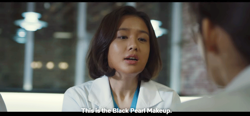 Makeup look 'Ngọc trai đen' trứ danh của Chu Min Ha khiến khuôn mặt cô tối sầm lại. Nhiều fan đã bình luận trên MXH rằng trông cô nàng giống như bệnh nhân bị bệnh gan vây.