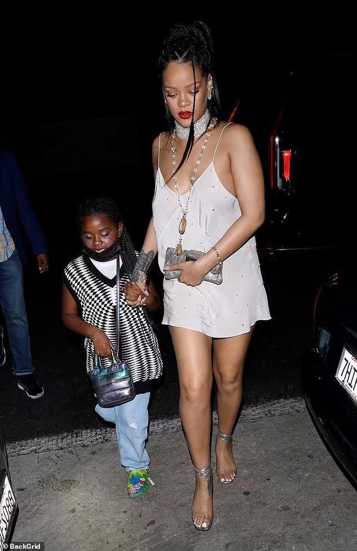 Rihanna gây choáng khi diện chiếc váy ngủ mỏng manh và không mặc nội y khi đưa cô cháu gái đi ăn tối.