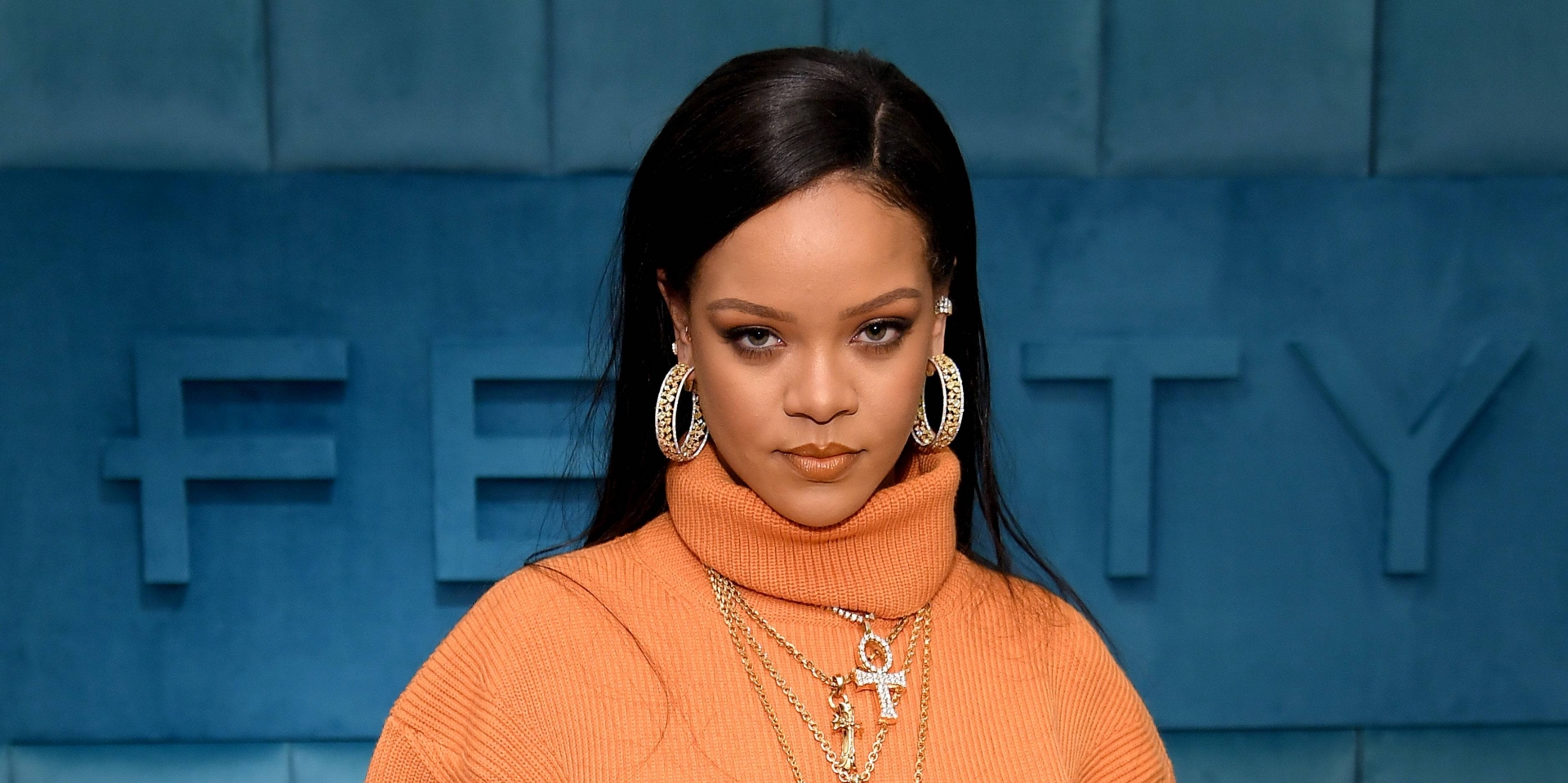 Mặc dù nổi tiếng là ca sĩ nhưng thu nhập của Rihanna phần lớn đến từ hoạt động kinh doanh với các thương hiệu nổi tiếng như mỹ phẩm Fenty Beauty và nội y SavageXFenty. Với khối tài sản 1,7 tỷ USD, Rihanna đã trở thành nữ tỷ phú đô la ở độ tuổi 33.