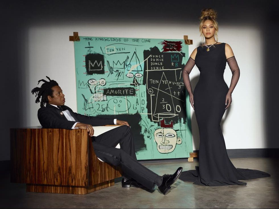 Cặp đôi quyền lực Jay-Z và Beyoncé xuất hiện đầy ấn tượng trong chiến dịch quảng cáo About love của Tiffany&Co. Đặc biệt, chiếc dây chuyền có gắn viên kim cương 128 carat trên cổ 'ong chúa' Beyoncé gây chú ý hơn cả.