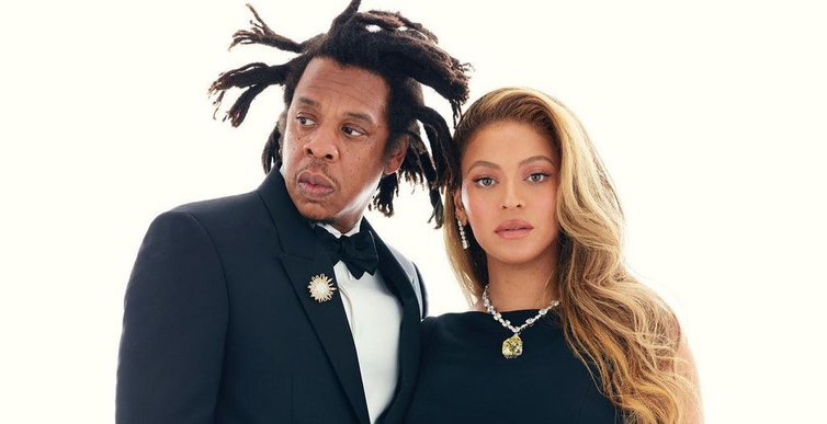 Beyoncé đã bị chỉ trích nặng nề khi đeo chiếc dây chuyền bị coi là 'sự xúc phạm với người da màu'. Nữ ca sĩ hoàn toàn không biết gì về lịch sử của viên 'kim cương máu' và cảm thấy vô cùng tức giận ngay sau đó.