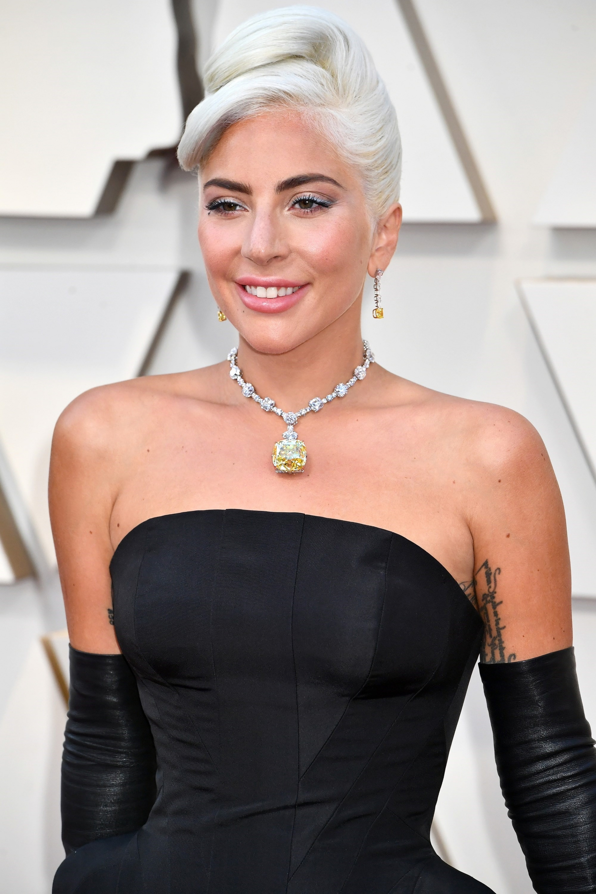 Tại lễ trao giải Oscar 2019, Lady Gaga đã trở thành tâm điểm khi cô đeo chiếc vòng kim cương của Tiffany&Co. Nữ ca sĩ từng nói rằng cô không dám thở khi đeo món trang sức quý giá này và các nhân viên bảo vệ của Tiffany&Co đã phải bám sát cô nàng cho đến tận lúc về.
