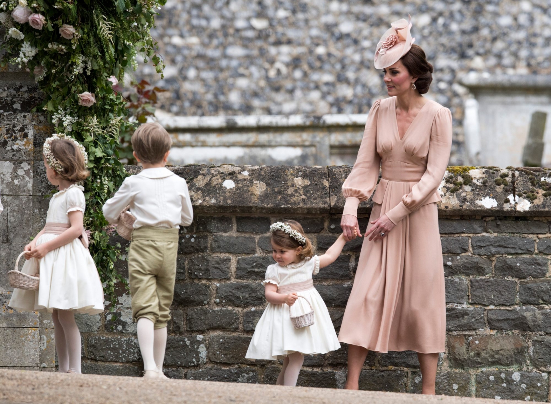 Trong đám cưới em gái, Công nương Kate đã thể hiện đẳng cấp quý tộc Hoàng gia khi lựa chọn chiếc đầm lụa thuộc dòng sản phẩm thiết kế riêng của nhà mốt Alexander McQueen. Dù không phải nhân vật chính nhưng với set đồ này cô cũng đã thu hút sự chú ý của tất cả khách mời có mặt trong buổi lễ.