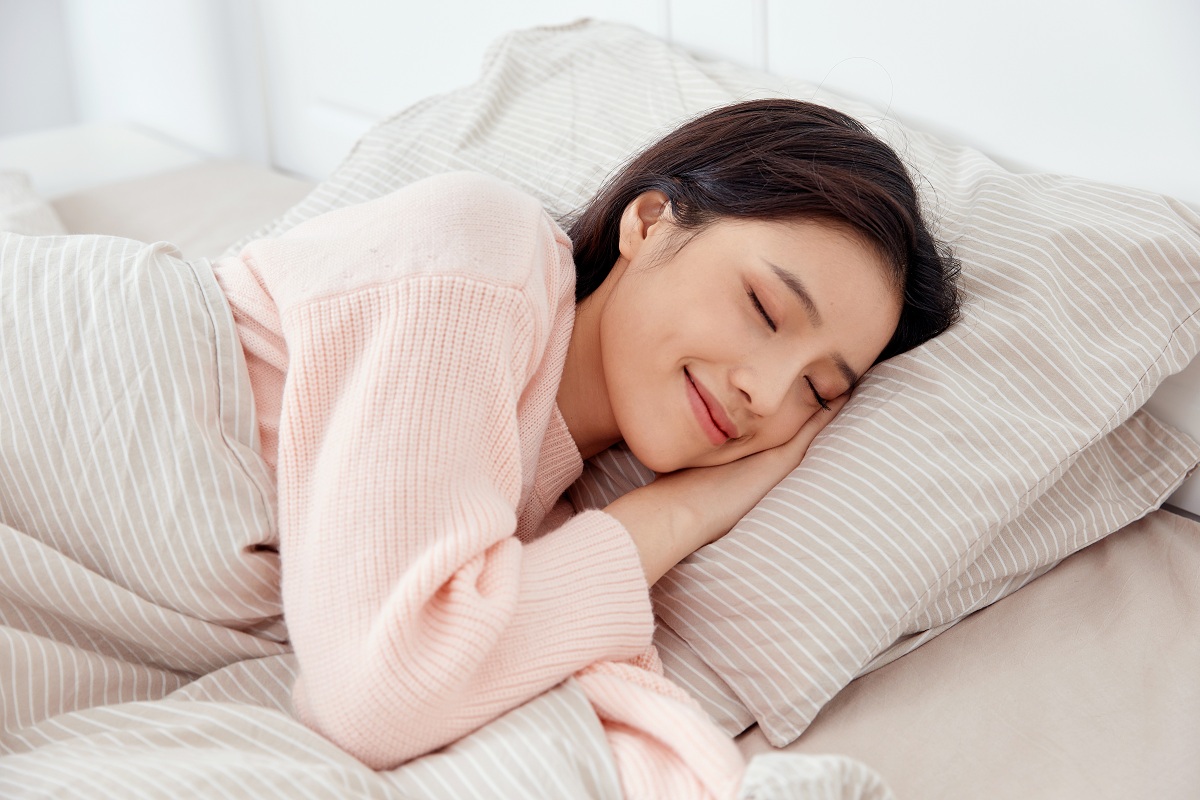 Một giấc ngủ chất lượng không chỉ khiến tinh thần bạn thoải mái mà còn hạn chế hình thành nếp nhăn, thâm mắt và bọng mắt.
