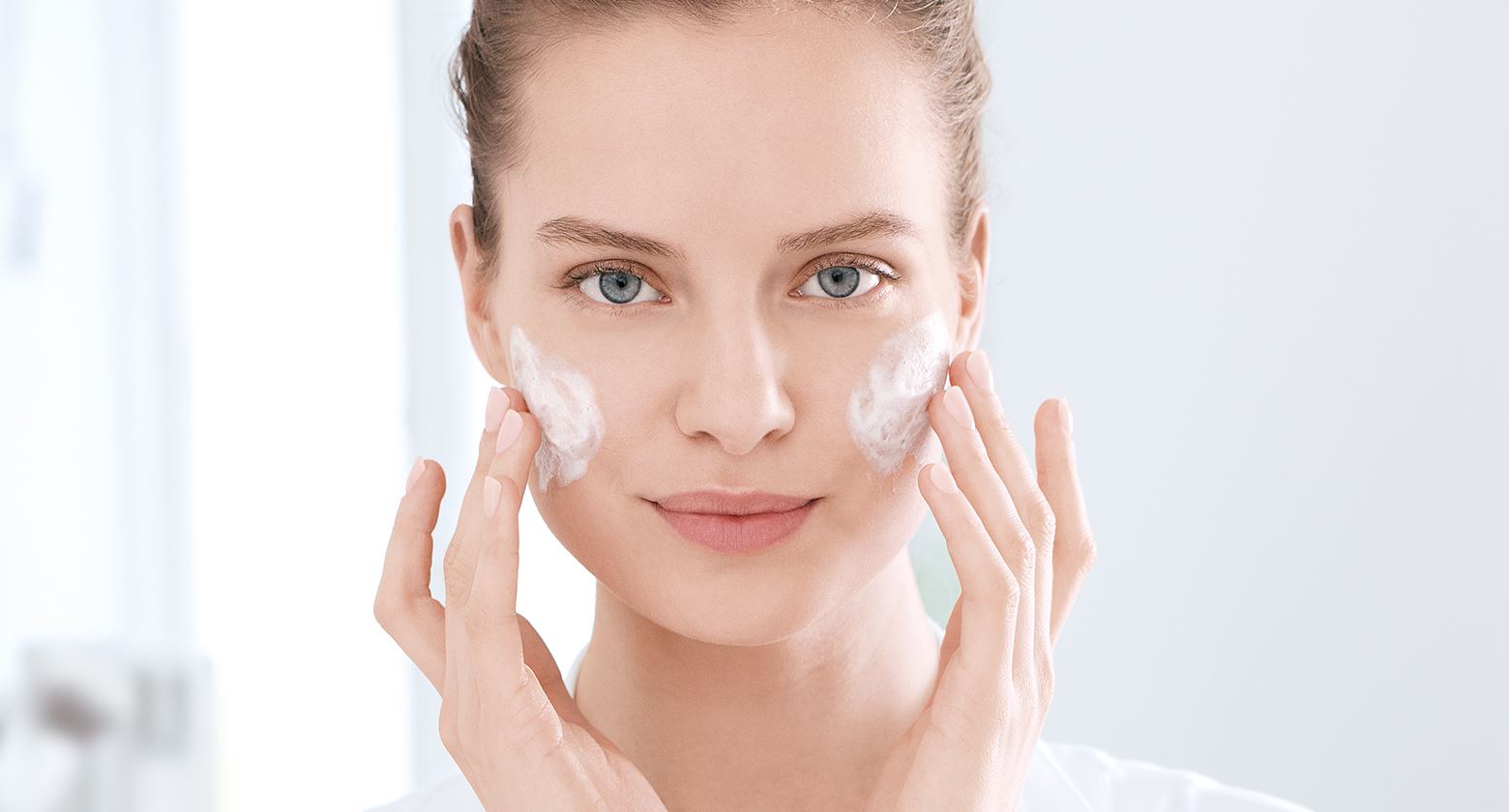 Bước sang tuổi 30, tốc độ lão hoá da sẽ ngày càng nhanh do các sợi collagen bị đứt gãy khiến da trở nên thâm sạm, sần sùi và hình thành các nếp nhăn.