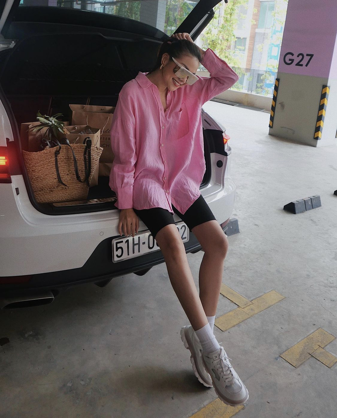 Mặc dù set đồ của Thanh Hằng toàn những item cơ bản như áo sơ mi hồng, quần biker đen, giày sneakers trắng nhưng nhìn tổng thể lại vô cùng sành điệu và ấn tượng.