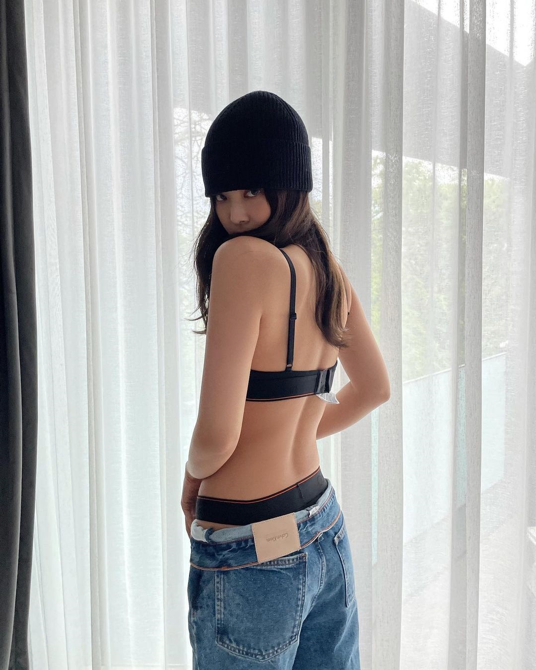 Trong loạt ảnh khoe dáng trong set đồ nội y cùng quần jeans của Calvin Klein trước đây, Jennie đã khiến cư dân mạng 'dậy sóng' với thân hình cực quyến rũ của mình.