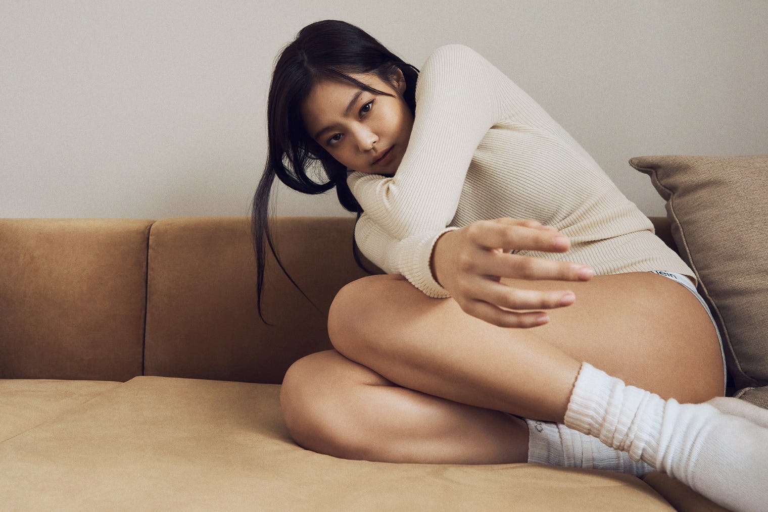 Vóc dáng sexy cùng nhan sắc xinh đẹp, cá tính của 'công chúa YG' khiến netizen 'đổ rầm rầm'. Ai nấy đều cảm thấy vô cùng 'mãn nhãn' với màn hợp tác lần này của Jennie và Calvin Klein.