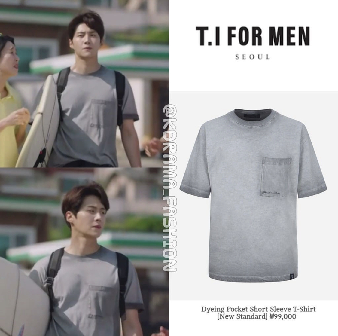 Chiếc áo T-shirt màu ghi đúng chuẩn style bụi bặm của Mr.Hong đến từ một thương hiệu thời trang nam giới có giá khoảng 2 triệu đồng. Dân tình cũng phải ngỡ ngàng trước độ chịu chơi của anh chàng Doo Shik.