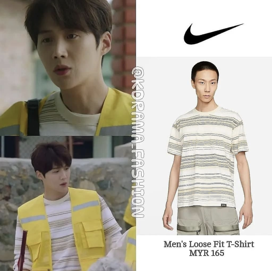 Dù mặc chiếc áo bảo hộ màu vàng để đi dọn vệ sinh nhưng Doo Shik rất biết cách 'nâng tầm' set đồ khi lựa chọn một chiếc áo phông hoạ tiết kẻ ngang của Nike có giá hơn 1 triệu đồng.