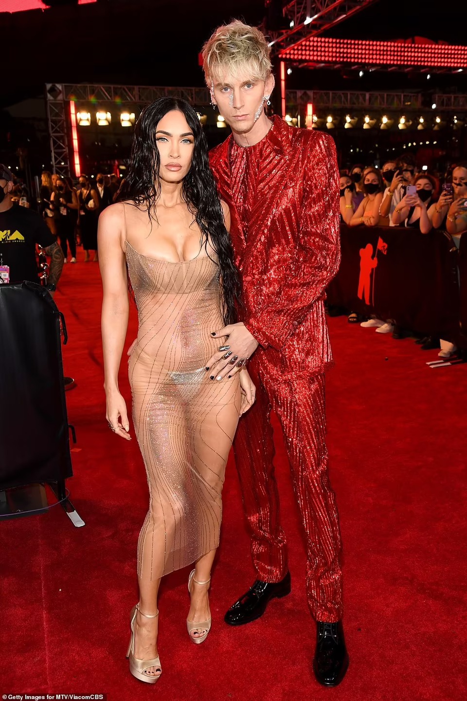 Cặp đôi Megan Fox - Machine Gun Kelly đã thu hút mọi sự chú ý của báo giới khi xuất hiện trên thảm đỏ với những set đồ nổi bật. Đặc biệt là chiếc váy xuyên thấu 'khoe da thịt' của nữ minh tinh nổi tiếng.