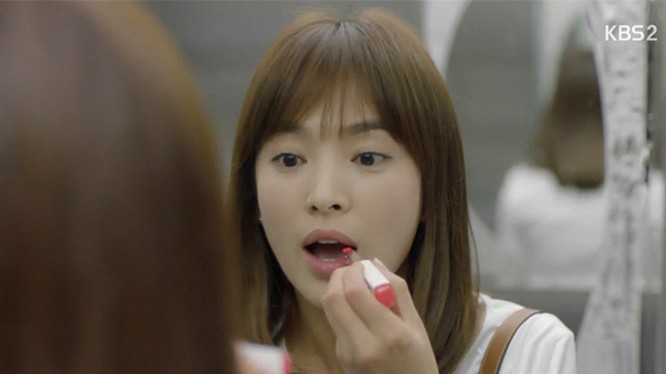 Song Hye Kyo là Đại sứ của thương hiệu mỹ phẩm Laneige nên những sản phẩm của nhãn hàng này cũng đồng hành cùng cô nàng trong bộ phim cực hot 'Hậu duệ măt trời'. Nhờ sức hút của nữ diễn viên và bộ phim mà doanh thu của Laneige đã tăng vọt.
