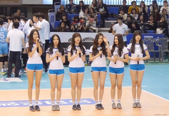 Sowon (ngoài cùng bên trái) trông cao hơn hẳn những thành viên khác trong nhóm mặc dù các cô nàng G-Friend đều có chiều cao từ 1m63 trở lên.