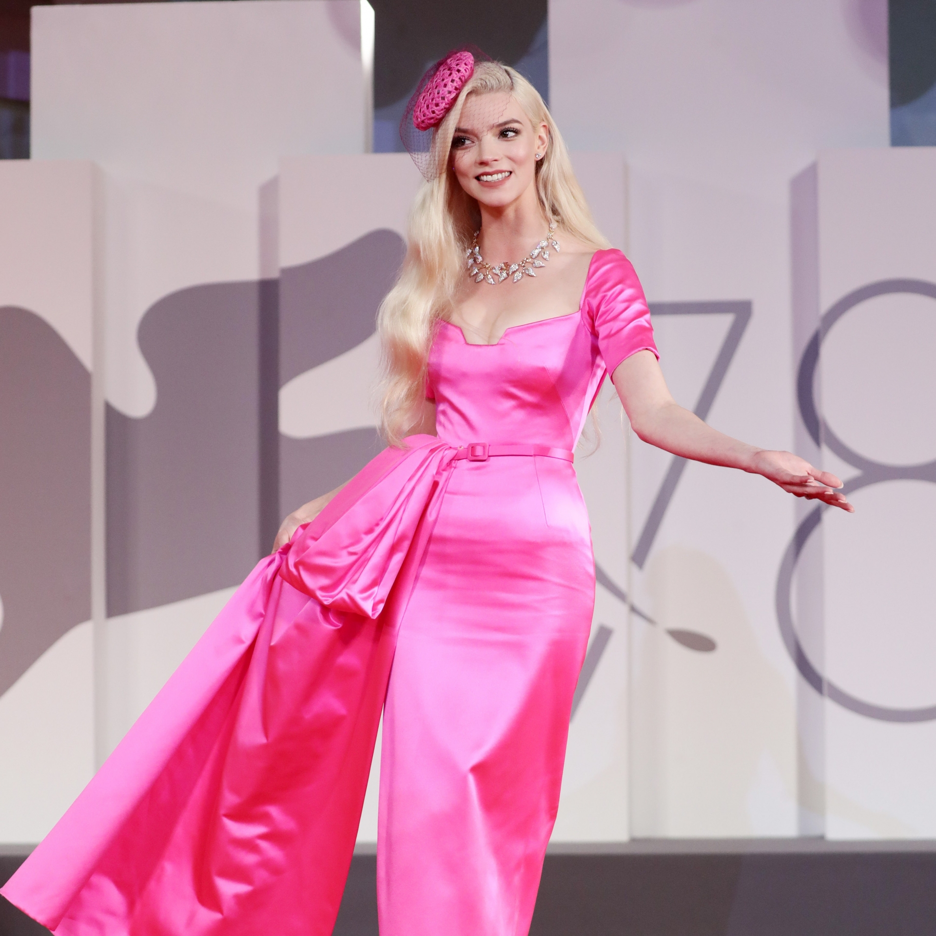Hay mới đây nhất là sự xuất hiện tại LHP Venice 2021 trong bộ váy màu hồng neon nổi bật tuy có phần hơi nhăn nhúm nhưng cô nàng vẫn 'đốn tim' người hâm mộ với vẻ ngoài xinh đẹp như búp bê Barbie.