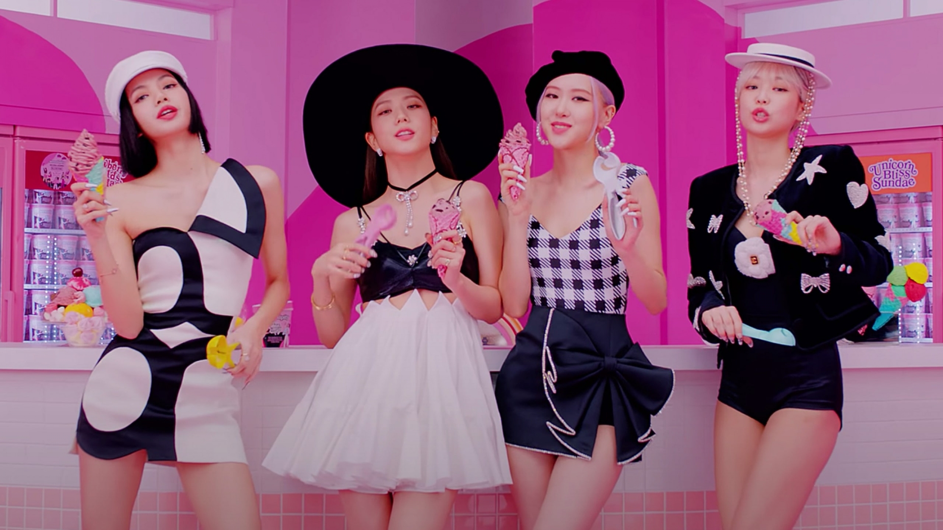 MV 'Ice Cream' cũng những cô nàng BLACKPINK mang hơi hướng ngọt ngào và trẻ trung nên hoạ tiết nơ là một lựa chọn hợp lí để tạo điểm nhấn cho những bộ trang phục.