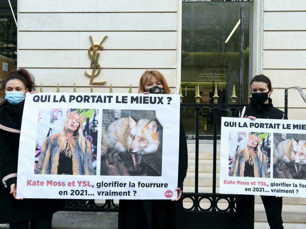 Hồi đầu năm, các tổ chức bảo vệ động vật đã biểu tình trước các cửa hàng của YSL để yêu cầu thương hiệu này ngừng sử dụng lông thú làm chất liệu thời trang. Ngoài ra, có vô số tài khoản trên Twitter cũng lên tiếng phản đối việc Kate Moss mặc áo khoác lông cáo.