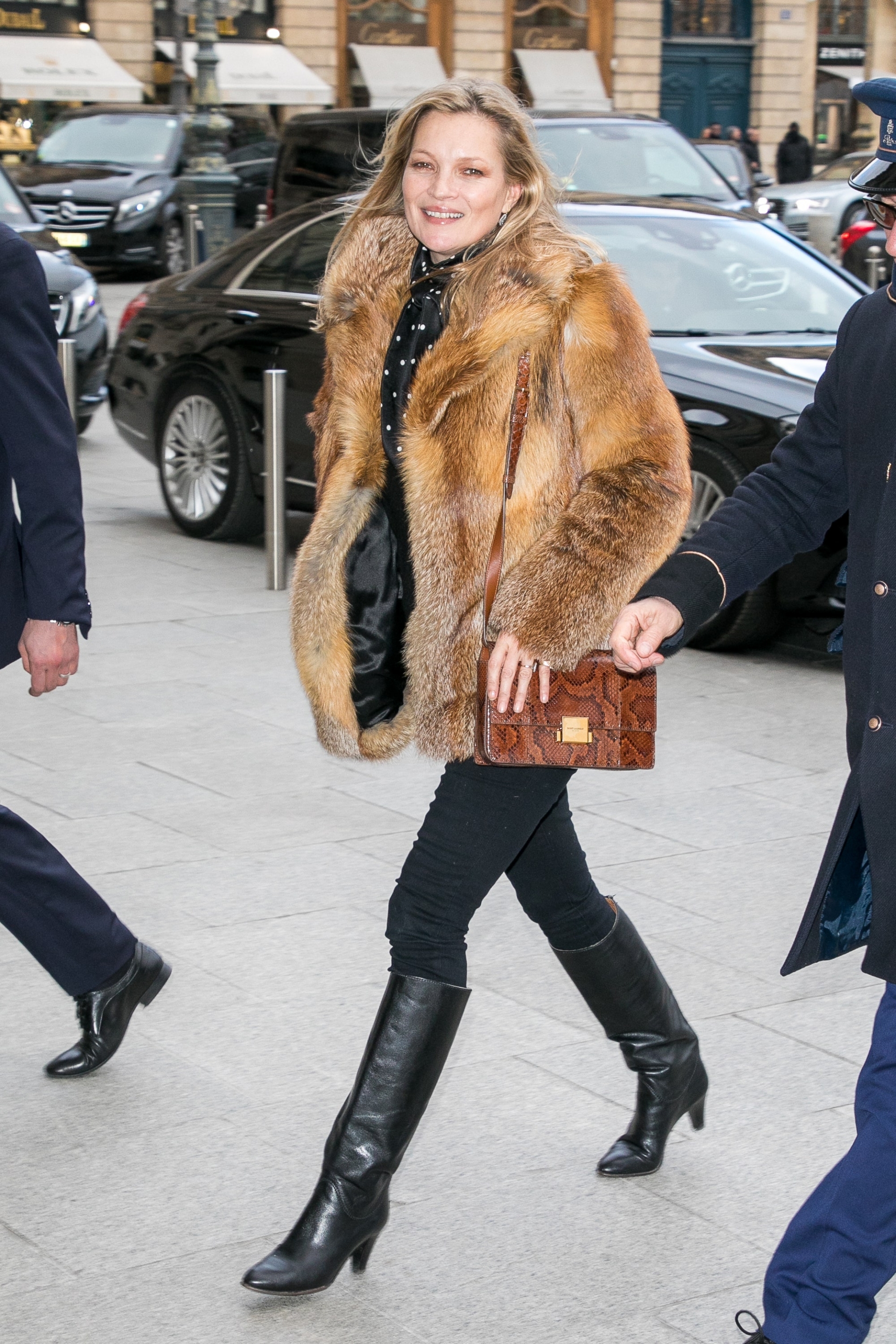 Xuất hiện trên đường phố với chiếc áo khoác lông cáo, Kate Moss đã bị nhiều người phản đối gay gắt. Từ xưa đến nay, người đẹp được biết đến là fan của những chiếc áo lông thú sang chảnh.