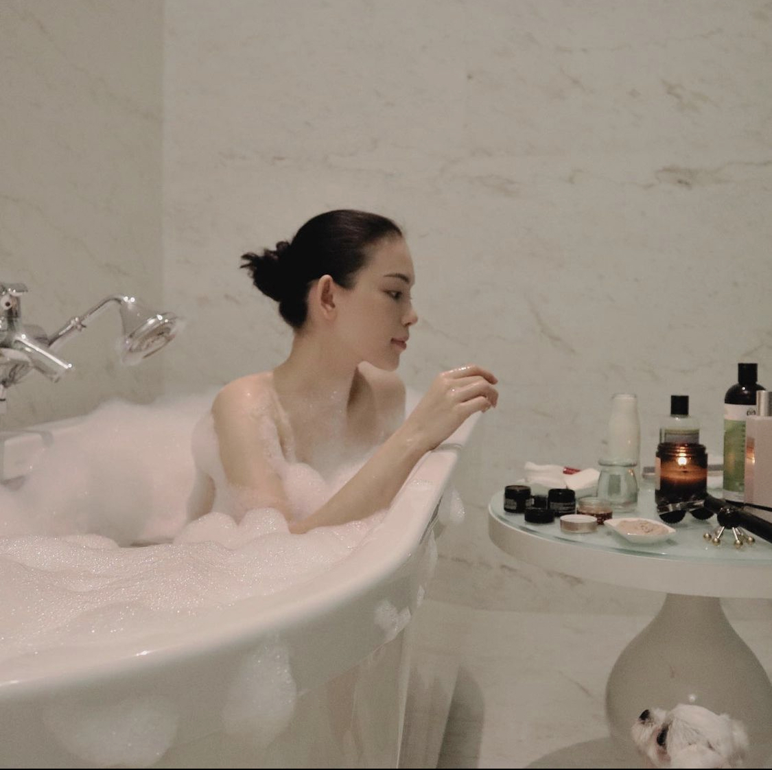 Khoe khoảnh khắc ngâm mình trong bồn tắm, Linh Rin khiến dân tình trầm trồ với nhan sắc xinh đẹp của mình.