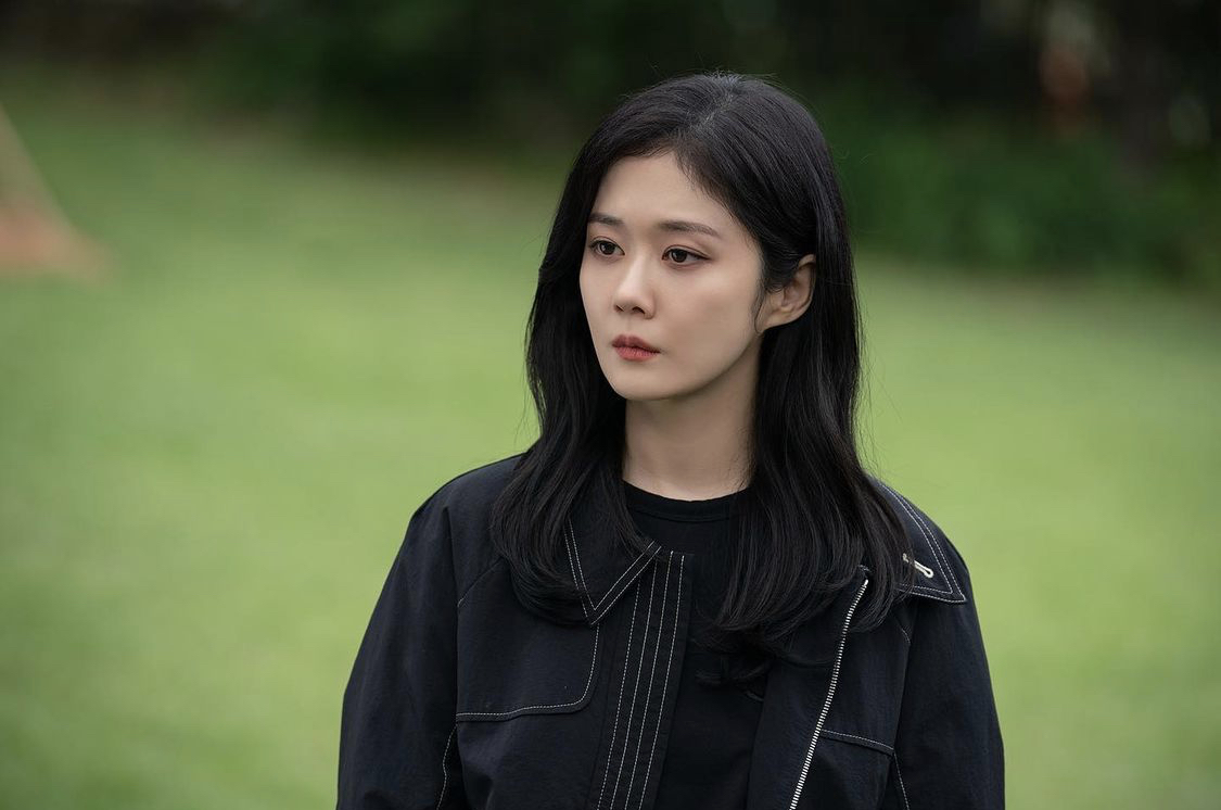Tuy vẫn được netizen khen ngợi là trẻ trung hơn tuổi 40 nhưng gương mặt của Jang Nara lại ngày càng trông V-line hơn hẳn trước đây. Có vẻ cô nàng đã giảm cân để tham gia vào các dự án phim nhưng xem ra lại có phần hơi quá đà.