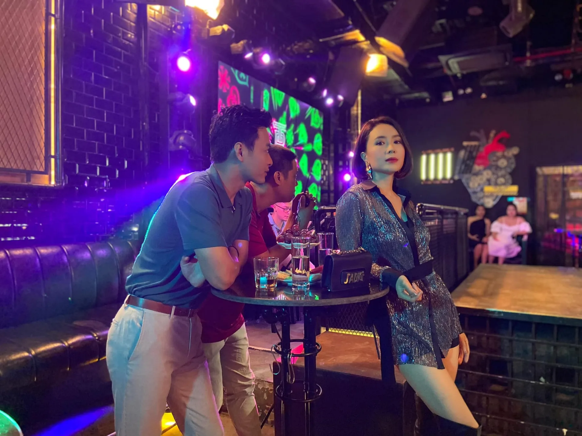 Khi mỹ nhân vũ trụ VTV đi bar
