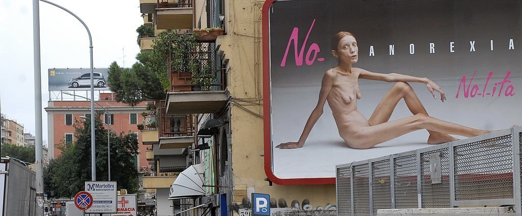Năm 2007, Oliviero gây xôn xao dư luận với bức ảnh quảng bá cho chiến dịch chống bệnh biếng ăn. Bức ảnh này đã xuất hiện trên những tấm pano ở Ý trong Tuần lễ thời trang Milan và gây nhiều tranh cãi.