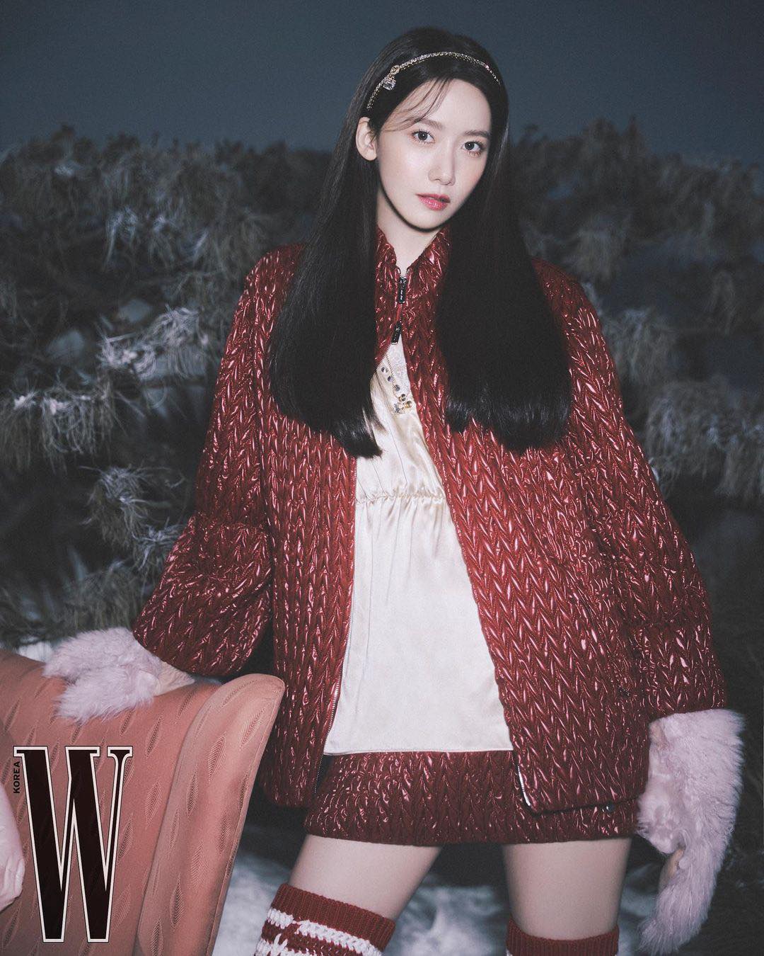 Yoona khoe trọn nhan sắc xinh đẹp 'không góc chết' trong bộ ảnh mới của W Hàn Quốc. Cô nàng cũng được công bố là Đại sứ thương hiệu của nhãn hàng thời trang Miu Miu.
