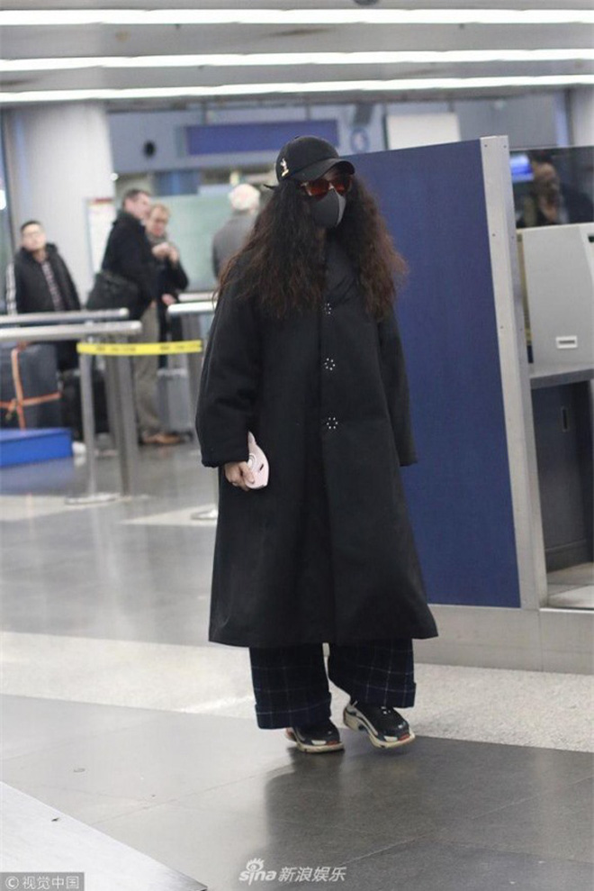 Nguỵ trang thế này thì đến fan 'ruột' cũng chẳng nhận ra nổi. Mái tóc đen xù cùng chiếc áo khoác 'siêu to khổng lồ' khiến netizen ví cô nàng giống bác Hagrid trong phim 'Harry Potter'.