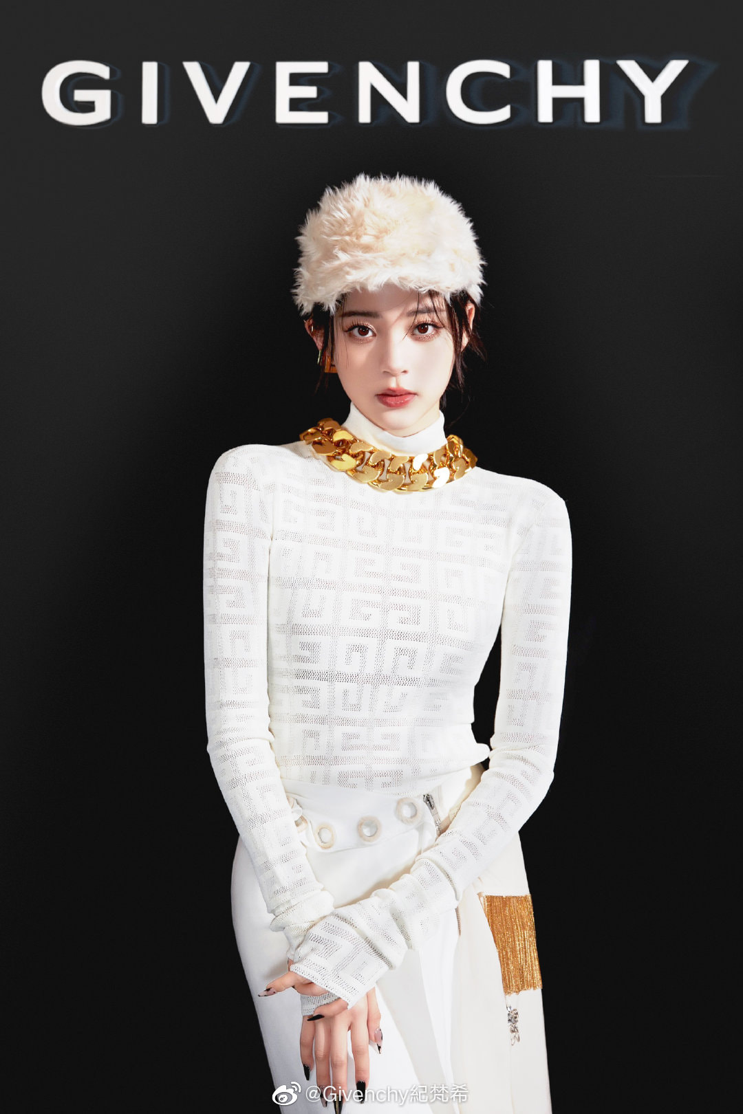 Dân tình trầm trồ không ngớt với nhan sắc quá đỗi xinh đẹp của Âu Dương Na Na. Những hình ảnh mới nhất của mỹ nhân 21 tuổi nhanh chóng đã được đăng tải trên tài khoản weibo chính chủ của Givenchy.