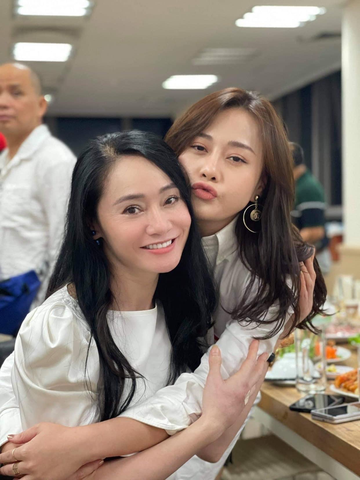 Nam (Phương Oanh) và mẹ Xuân (Quách Thu Phương) khiến netizen trầm trồ với diện mạo trẻ trung, xinh đẹp trong buổi tiệc đóng máy của đoàn phim 'Hương vị tình thân'.