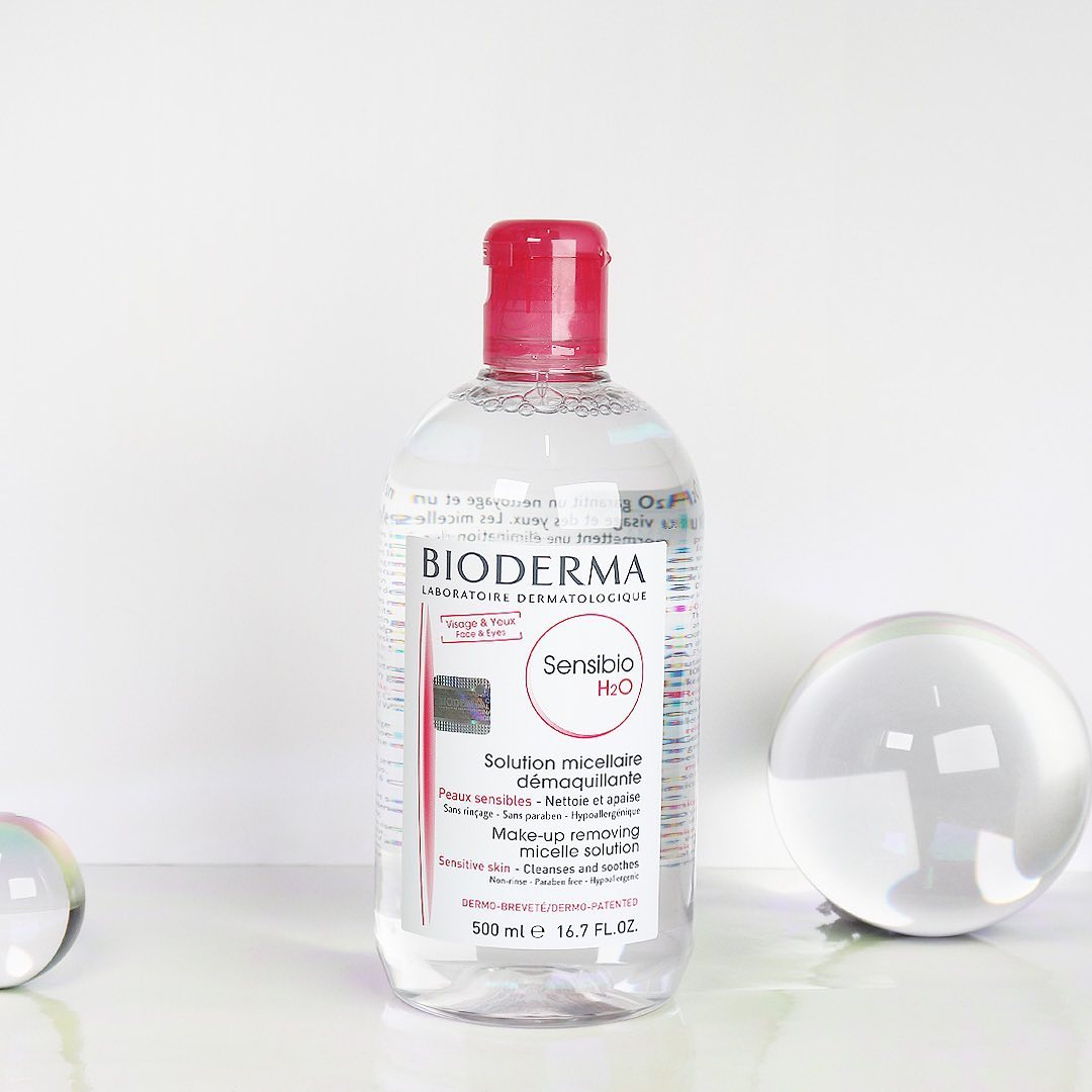 Nước tẩy trang Bioderma nắp hồng mà Khả Ngân sử dụng là sản phẩm rất nổi tiếng và hợp với làn da nhạy cảm hoặc bị mụn. Sản phẩm này giúp lấy sạch bụi bẩn và dầu thừa tiết ra sau một đêm, tránh bị bít tắc lỗ chân lông.