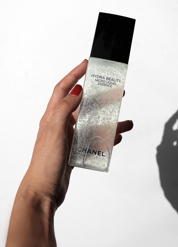 Lọ essence có giá đắt đỏ nhưng lại là sản phẩm nổi tiếng nhất của Chanel giúp duy trì độ ẩm và tiếp thêm sinh lực cho làn da mệt mỏi.