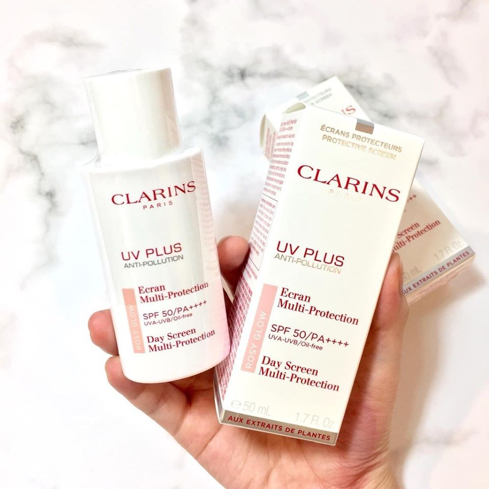 Kem chống nắng Clarins Rosy Glow có khả năng bảo vệ da toàn diện và nâng tông da nhẹ nhàng, giúp làn da trông căng bóng, khoẻ mạnh.